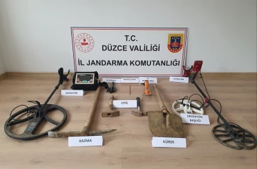 Kaçak kazı yaparken jandarmaya suçüstü yakalandılar 