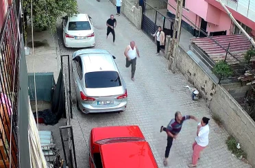 Kaçan şahsı tutmaya çalışan kadın yumruk yedi 