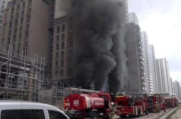 Kadıköy’de bir inşaatta çıkan yangının söndürme çalışmaları devam ediyor 