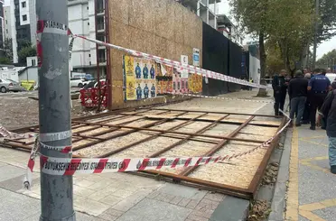 Kadıköy’de inşaatın dış koruma kaplaması vatandaşların üzerine düştü: 2 yaralı
