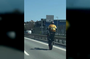 Kadıköy’de plakasız motosikletin tehlikeli yolculuğu kamerada 