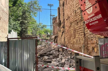 Kadıköy’de yıkım sırasında 2 işçi göçük altında kaldı 