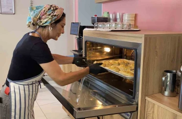 Kadın girişimci 60 yaşında hayalini gerçekleştirdi: Meslek edindirme kursunu bitirdi, kendi iş yerini açtı 