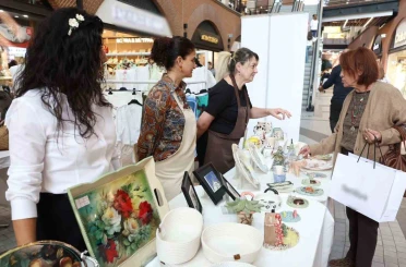 Kadın kursiyerler el emeği ürünlerini öğretmenler için sergiledi 