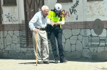 Kadın trafik polisi yaşlı vatandaşın yardımına koştu 