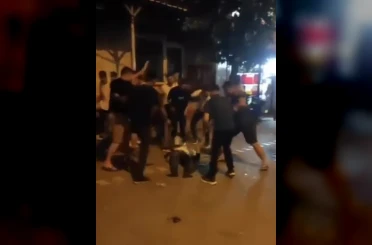 Kadını darp eden adamı mahallelinin linç anları kamerada 