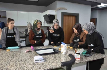 Kadınlar bu kursta hem öğreniyor, hem ailelerine destek oluyor 