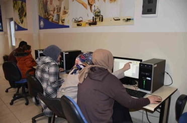 Kadınlar çocuklarıyla hayallerini tasarlıyor 