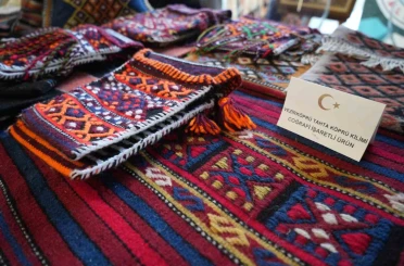 Kadınların el emeğiyle dokuduğu geleneksel kilimler ilgi bekliyor 