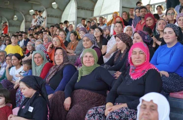 Kadınların ilgi gösterdiği futbol turnuvası başladı: Tepeler seyirciyle doldu 