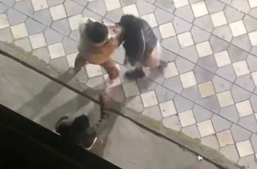 Kadınların saç başa birbirine girdiği kavgası kameraya yansıdı 