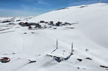 Kadırga Yaylası’ndaki üstü açık camiden kar manzaraları 