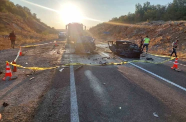 Kafa kafaya çarpışan iki otomobil alev aldı: 3 ölü, 5 yaralı 