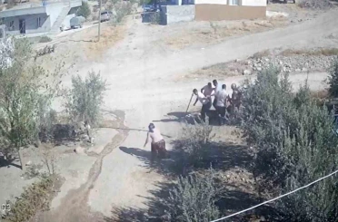 Kafası taşla ezilmek istenen baygın kocasını saldırganlara taş atarak kurtardı 