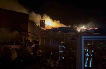 Kafede çıkan yangın işletmeyi küle çevirdi 