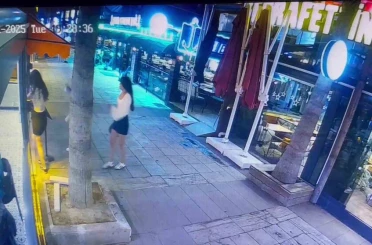 Kafeye gelenler cam kapıyı fark etmeyerek çarptı, çalışanlar "Biz de ne yapacağımızı şaşırdık" dedi 