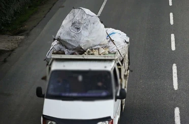 Kağıt taşıyan araçtan Kur’an-ı Kerim sayfaları savruldu: 2 kişi hakkında işlem başlatıldı 