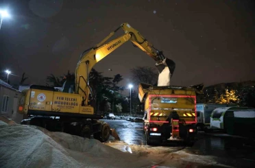 Kağıthane’de karla mücadele çalışmaları aralıksız sürüyor 
