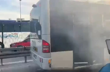 Kağıthane’de metrobüste yangın çıktı 