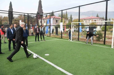 Kahramanmaraş’ın dört bir yanı spor alanlarıyla donatıldı: 31 yeni halı saha hizmete girdi 