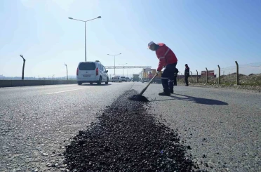 Kahramanmaraş’ta deforme olan yollar sıcak asfaltla tamir ediliyor 