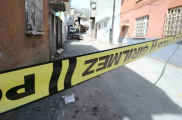 Kahramanmaraş’ta fırtına çatıları uçurdu 