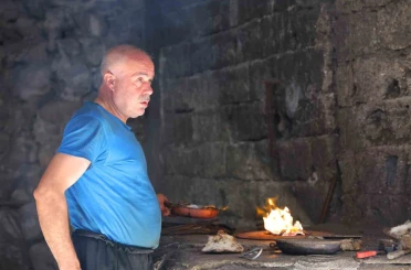 Kahramanmaraş’ta kalaycı ustasının zorlu sıcaklıkta mesaisi 