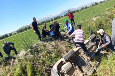 Kahramanmaraş’ta otomobil kanala uçtu: 4 yaralı