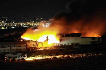 Kahramanmaraş’taki fabrika yangını dron ile görüntülendi 