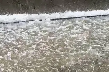 Kahta’da dolu yağışı karayolunu beyaza bürüdü
