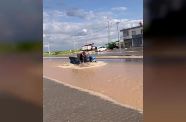 Kahta’ya bağlı Narince’de yağış sonrası yollar göle döndü 