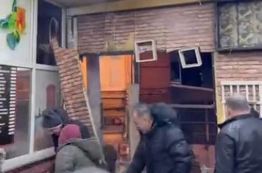 Kahvehanenin duvarları parçalansa da oyunlarına devam ettiler 