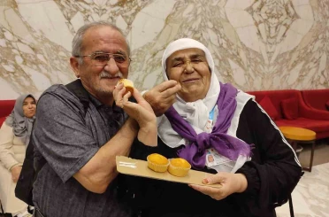Kalbi sağ tarafta olan umreci 49. evlilik yıl dönümünü Mekke’de kutladı 