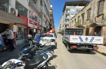 Kaldırım işgalini önlemek için operasyona çıkan zabıtanın görev aşkı, esnafın ısrarını yendi 