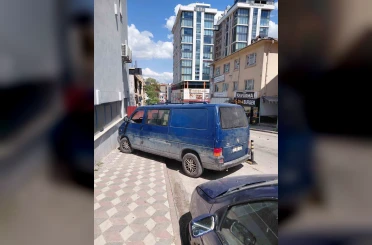 Kaldırım üstüne park eden araç yayaların tepkilerine neden oluyor 