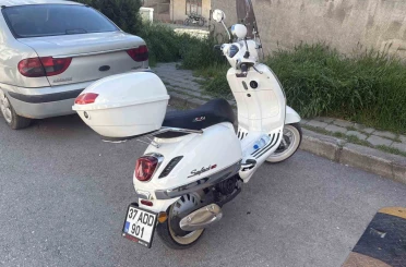 Kaldırıma çarpan motosikletin sürücüsü yaralandı 