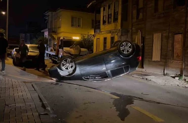 Kaldırıma çarpan otomobil takla attı 