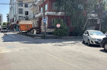 Kaldırıma çıkan otomobil yayalara çarptı: 2 yaralı 