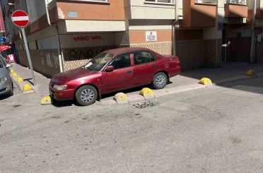 Kaldırıma park eden sürücüye apartman yöneticisinden notlu uyarı 