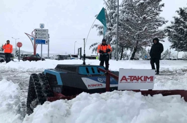 Kaldırımlar robotik araçlarla kardan temizleniyor 