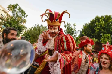 Kaleiçi sokaklarında renkli kortej geçişi 