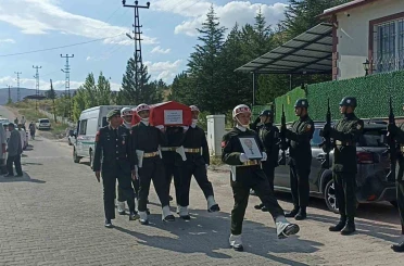 Kalp krizi sonucu hayatını kaybeden emekli asker, son yolculuğuna uğurlandı 