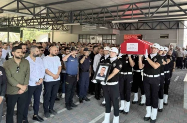 Kalp krizi sonucu hayatını kaybeden polis memuru son yolculuğuna uğurlandı 