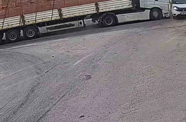 Kameralara yansıyan kaza ucuz atlatıldı: Tır, yola kayan kamyonete çarptı 