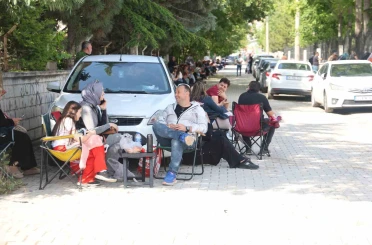 Kamp sandalyeleri piknik için değil, sınav maratonunu beklemek için açıldı 
