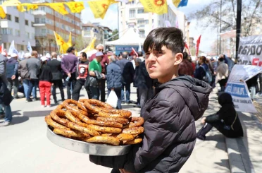 Kamu işçileri halayda, onlar ekmeğinin derdinde 