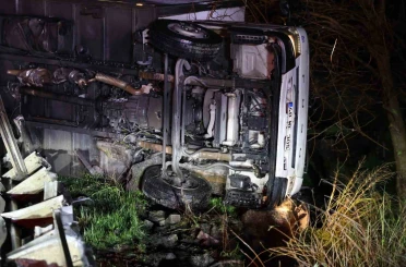 Kamyon bariyerlerde askıda kaldı, sürücü hafif yaralandı 