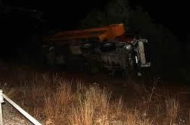 Kamyon bariyerlere çarpıp şarampole devrildi: 2 ölü, 1 yaralı