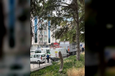 Kamyon dorsesi altında kalan market çalışanı hayatını kaybetti 