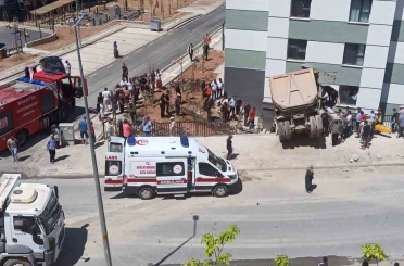 Kamyon eve girdi, sürücü yaralandı 